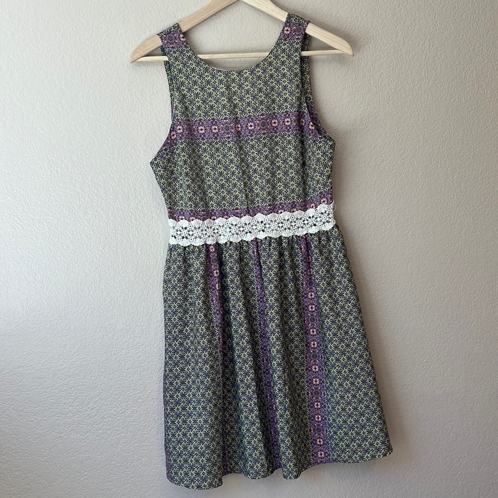 Everly Julia Lace Waist Skater Dress Floral Lace Green and Purple size Medium - Picture 3 of 15